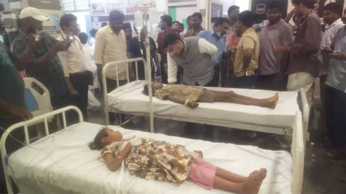 తీవ్ర విషాదం.. క్లోరోక్విన్ మాత్రలు వికటించి ఇద్దరు విద్యార్థులు మృతి.. మరో 5గురి పరిస్థితి విషమం తీవ్ర విషాదం.. క్లోరోక్విన్ మాత్రలు వికటించి ఇద్దరు విద్యార్థులు మృతి.. మరో 5గురి పరిస్థితి విషమం