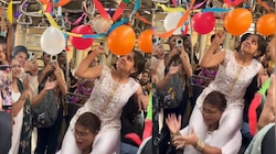 Mumbai Local Train Dahi Handi:  ముంబై లోకల్‌ ట్రైన్‌లో ధూంధాంగా కృష్ణాష్టమి వేడుకలు.. ఉట్టి కొడుతూ మహిళల హల్ చల్.. వీడియో..