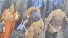 Ghaziabad lift row:  సొసైటీ  లిఫ్ట్‌లో పెంపుడు కుక్కతో మహిళ రచ్చ.. లేడీ టీచర్‌ను జుట్టుపట్టి లాగి దాడి.. వీడియో వైరల్..
