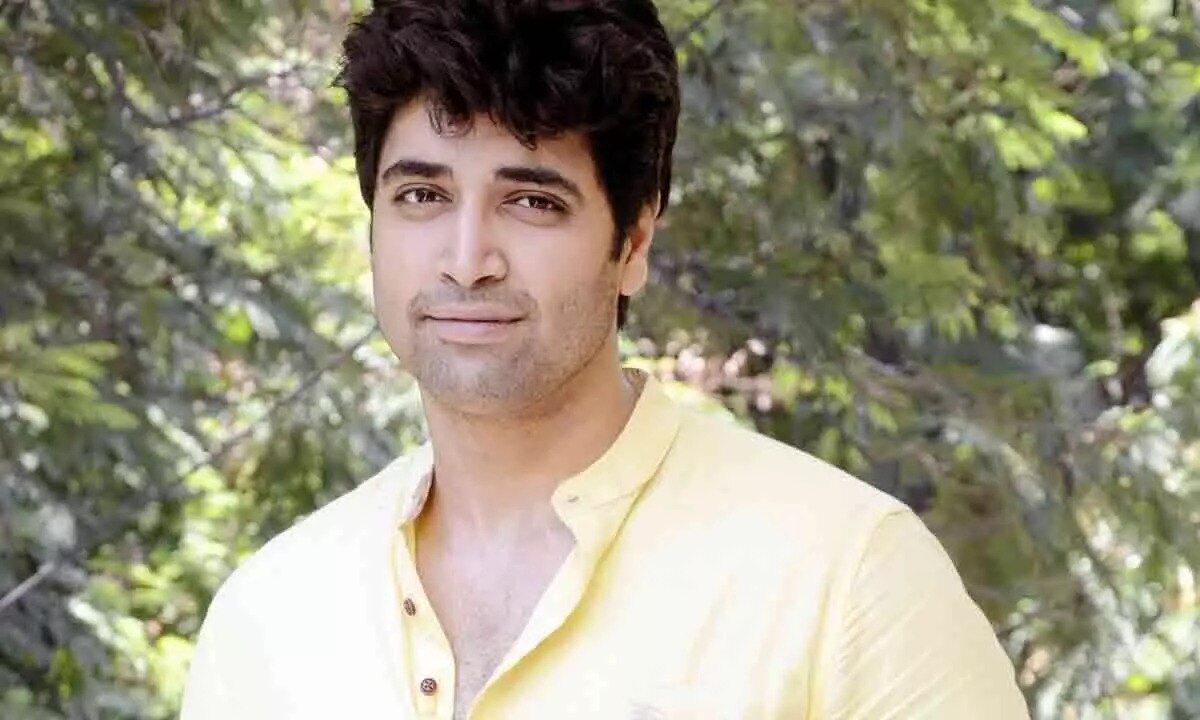 Adivi Sesh About Vennela Kishore 