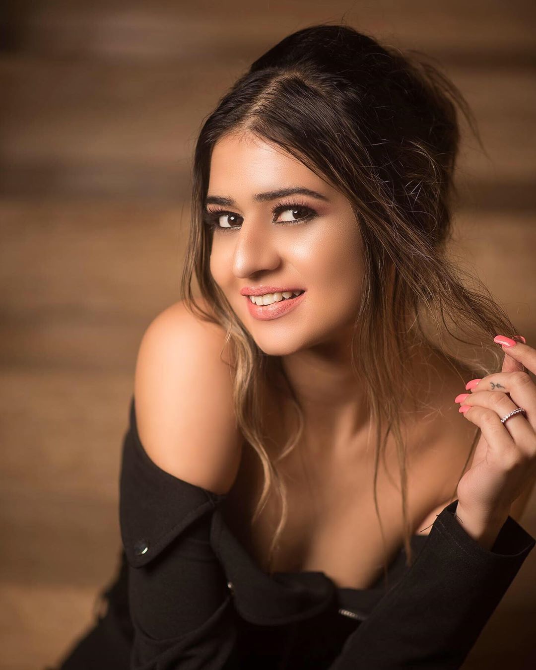 RCB Red Dress Girl గుర్తుందా ? ఫోటోలు, ఆసక్తిరమైన విషయాలు మీకోసం ( Image Source: instagram/deeghose ) IPL 2020 RCB Fan Girl In Red Dress Hot Photos DeeGhose