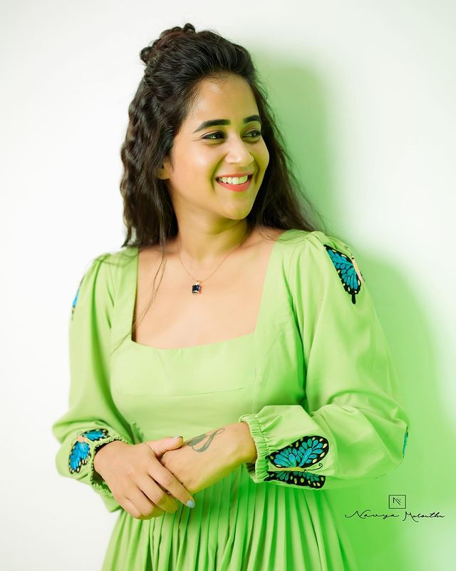 Deepthi Sunaina in a pant saree | Fashionworldhub