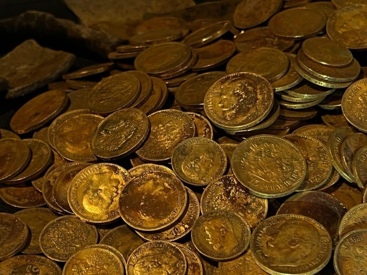 A Rare buried jar of 409 imperial Russian Revolution gold coins Found a ...