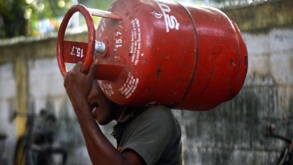 LPG Gas Cylinder Price Hike Updates: ఎల్పీజీ సిలిండర్ ధరలు పెంపు.. తాజా  ధరలు ఇలా! | News in Telugu