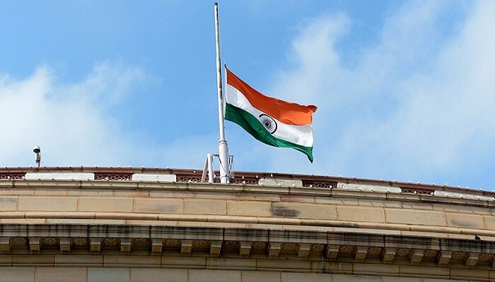 కరుణానిధి మృతికి సంతాప సూచకంగా పార్లమెంట్‌పై జండా కర్రకు సగం ఎత్తులో జాతీయ పతాకం అవనతం