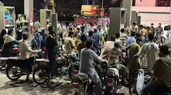 లీటర్ పెట్రోల్ పై రూ. 80 తగ్గింపు.. ఇంధన సంక్షోభంలో పాక్ కీలక నిర్ణయం..!!