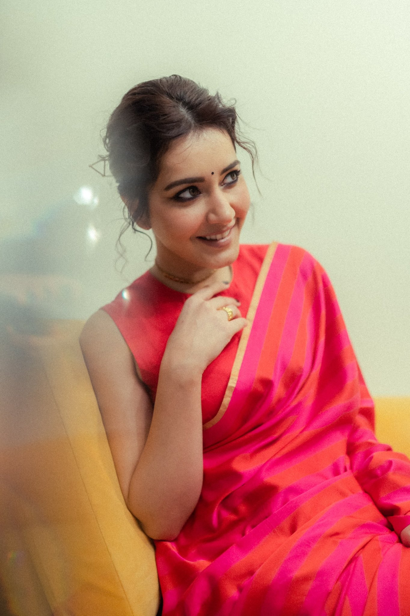 Pakka Commercial Movie Actress Rashi Khanna looks stunning in Latest Red Saree | Rashi Khanna Pics: సారీలోనూ సెగలు పుట్టిస్తున్న రాశీ ఖన్నా.. ఇలా ఎప్పుడైనా చూశారా? News in Telugu