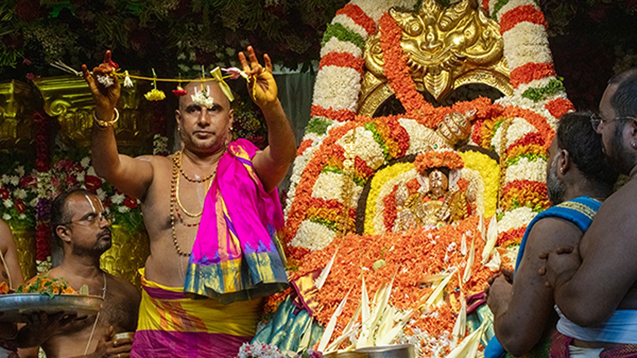 తిరుచానూరు ఆలయంలో నేత్రపర్వంగా వరలక్ష్మీవ్రతం.. బంగారు చీరలో దర్శనమిచ్చిన పద్మావతి అమ్మవారు