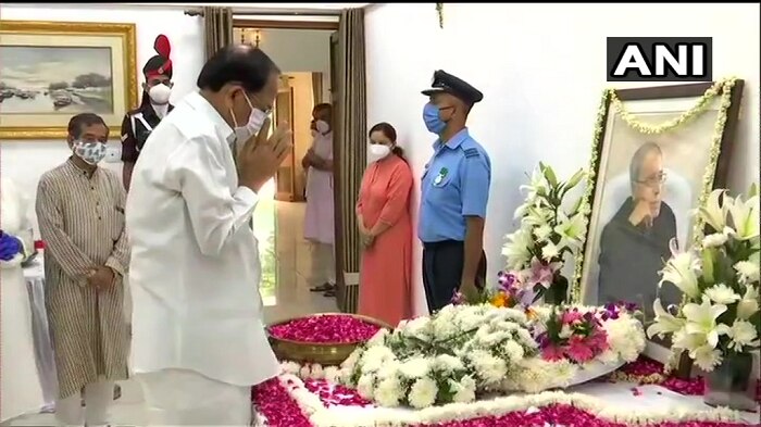 Vice President M Venkaiah Naidu pays last respects to former President