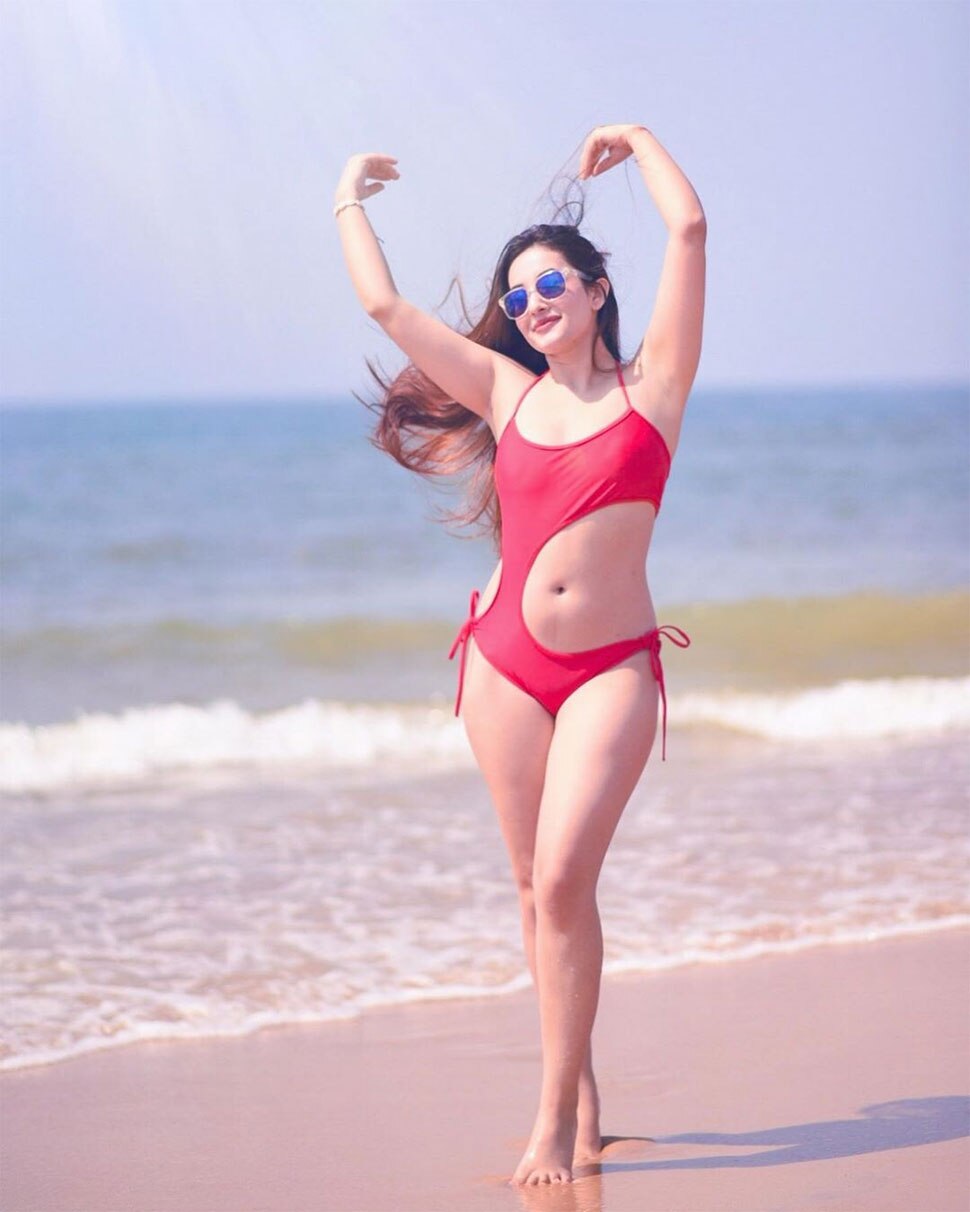 స్విమ్ సూట్లో నేపాల్ మోడల్.. ఫొటోలు Aditi Budhathoki hot pics