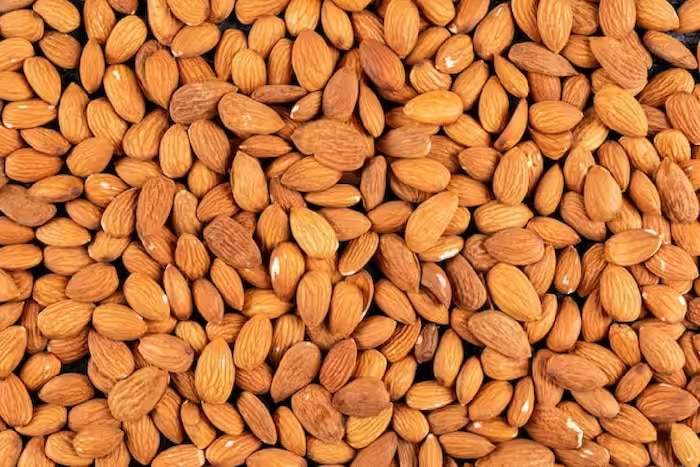 health-tips-and-precautions-with-almonds-and-raisins-can-we-eat