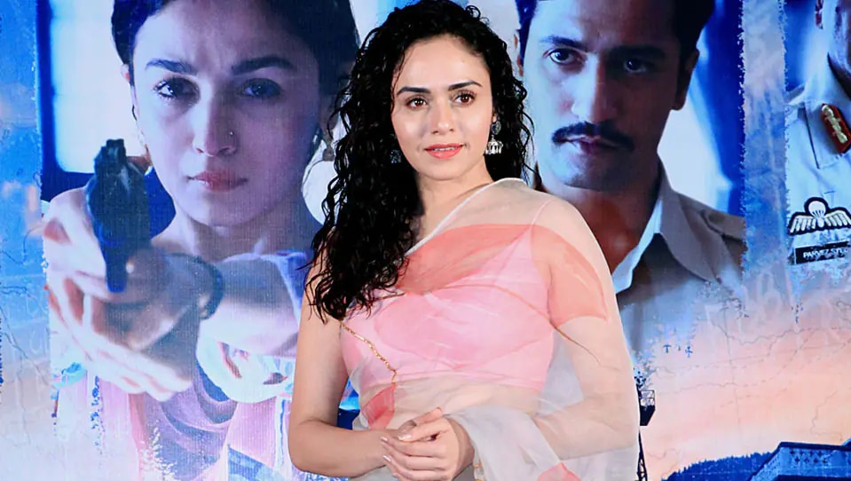  Amruta Khanvilkar Braless Photos: చలికాలంలో వేడి రాజేస్తున్న అమృతా ఖన్విల్కర్ బ్రాలెస్ టాప్స్ ఫోటోలు