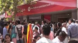 ఆ బ్యాంకుపై ఆర్బీఐ ఆంక్షలు.. బ్యాంకు ముందు  ఖాతాదారుల ఆందోళన 