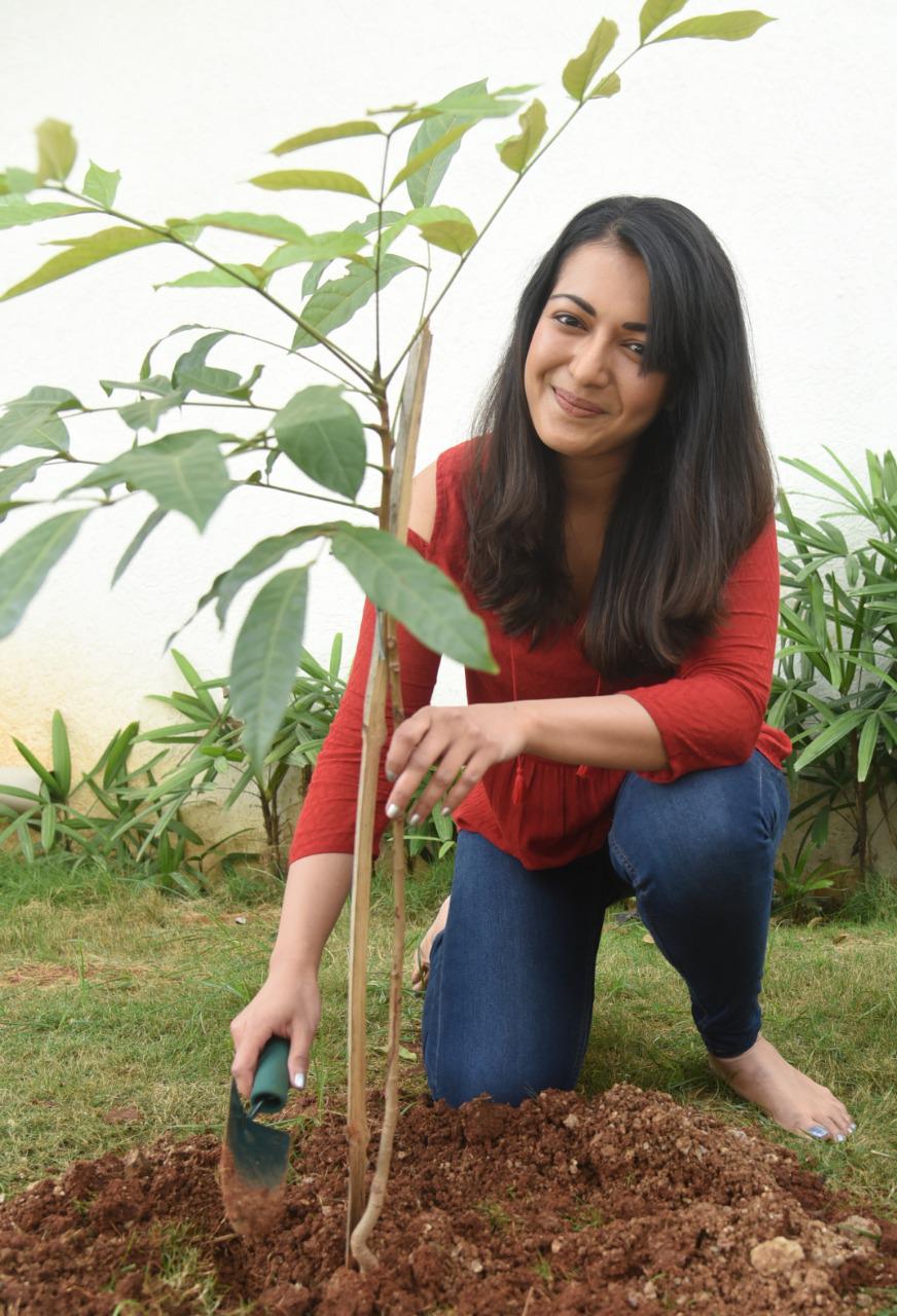 Beautiful Catherine tresa accepted the green challenge, photos viral