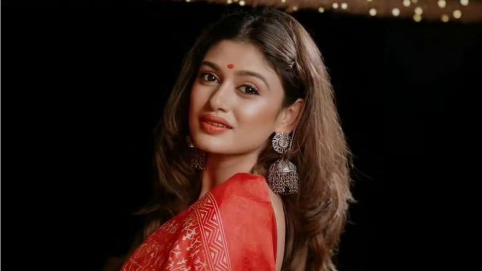 Actress oviya: