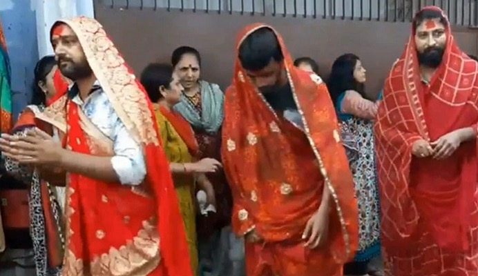 men-wearing-sarees-performing-garba-dance-in-gujarat-during-navratri-celebrations.jpg