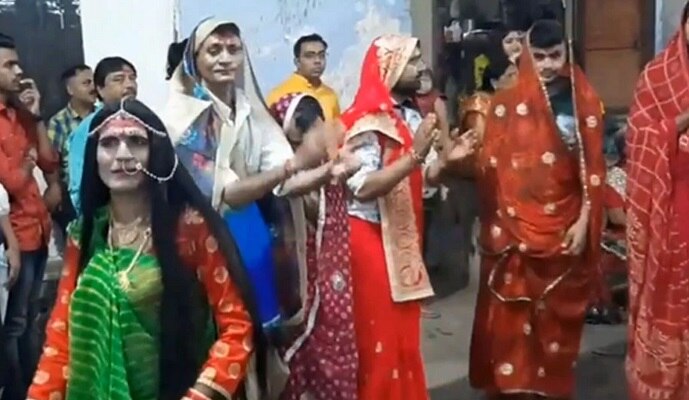 men-wearing-sarees-performing-sheri-garba-dance-in-gujarat-during-navratri-celebrations.jpg