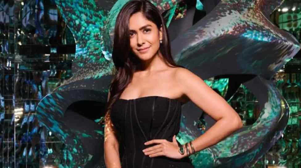 Mrunal Thakur baby bump photos 