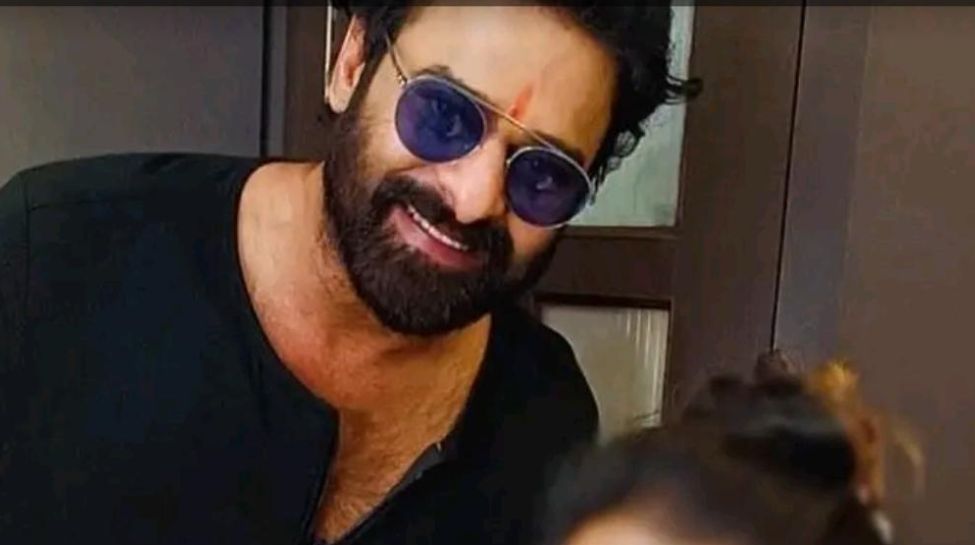 ప్రభాస్ కొత్త లుక్ కు ఫిదా అవుతున్న ఫ్యాన్స్.. హెయిర్ స్టైలిస్ట్ బయటపెట్టిన స్పిరిట్ మేకోవర్
