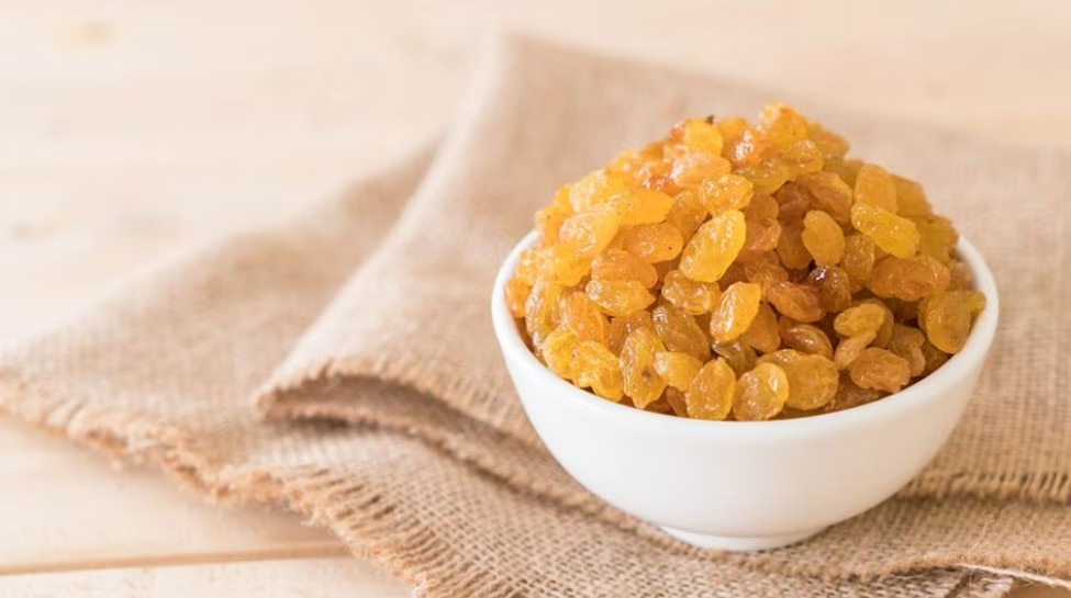 Health tips and benefits of raisins, how raisins helps to reduce or