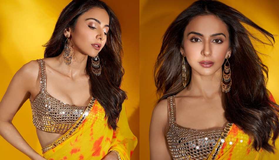 Rakul Preet Singh Saree Photos: చీరకట్టులో కవ్విస్తున్న రకుల్ ప్రీత్ సింగ్.. జిగేల్ మనిపిస్తోందిగా!