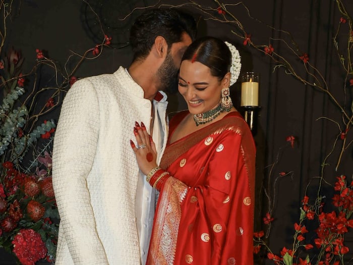 Sonakshi weds Zaheer Pics: సోనాక్షి-జహీర్ ఒక్కటయ్యారు, సోషల్ మీడియాలో వైరల్ అవుతున్న పెళ్లి ఫోటోలు