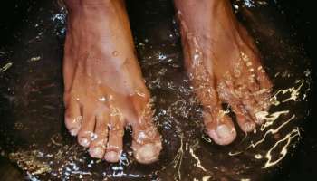 Washing Feet: పడుకునే ముందు నీటితో కాళ్లు కడిగితే జరిగేది ఇదే! ఇవి తెలిస్తే దెబ్బకి అవాక్కవుతారు!