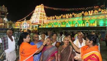 Tirumala: 'తిరునామ'సేవలో తరిస్తున్న శ్రీవారి సేవకులు.. తిరుమలేశుని భక్తులకు తిరునామధారణ!!