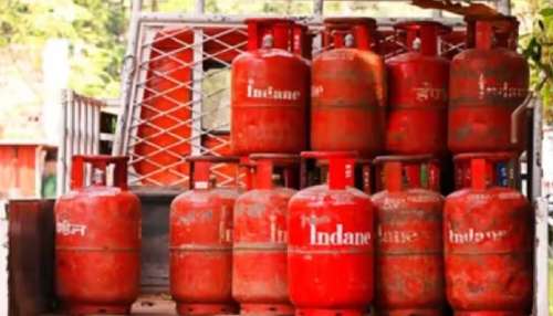 Gas Cylinder Price: మళ్లీ భారీగా పెరిగిన గ్యాస్ ధర, సిలెండర్పై 200 రూపాయలు పెంపు Gas Cylinder Price: మళ్లీ భారీగా పెరిగిన గ్యాస్ ధర, సిలెండర్పై 200 రూపాయలు పెంపు