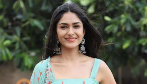 Mrunal Thakur: సీనియర్ హీరోతో మృణాల్ ఠాకూర్ ప్రేమయాణం.. ముహూర్తం ఫిక్స్!