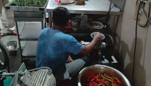 Food Safety Officials Raid:  బొద్దింకలు, ఎలుకల మలం.. రుచి వెనక రహస్యం ఇదే.. హైవే దాబాల్లో ఫుడ్ సేఫ్టీ రైడ్స్‎లో షాకింగ్ సీన్స్..!!