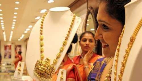 Gold Rate Today: పండగ ముందు మహిళలకు శుభవార్త.. భారీగా దిగొచ్చిన బంగారం ధరలు..నేటి ధరలు ఇవే 