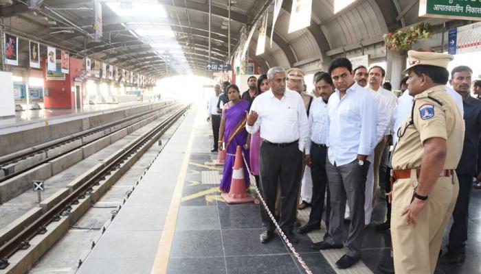 హైదరాబాద్ మెట్రోలో "బాంబు" పెట్టారని వదంతి హైదరాబాద్ మెట్రోలో "బాంబు" పెట్టారని వదంతి