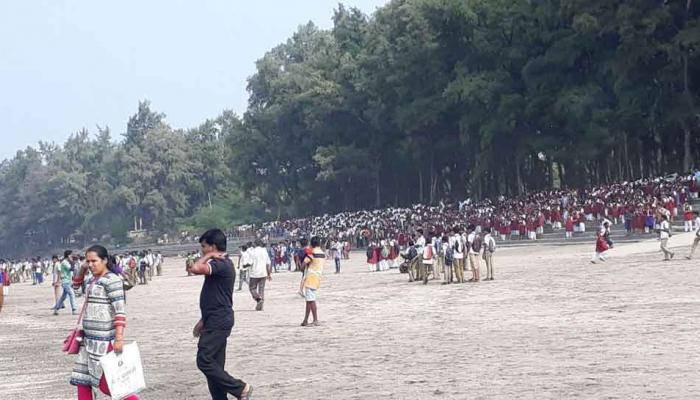 సముద్రంలో 40 మంది విద్యార్థులు ప్రయాణిస్తున్న బోటు బోల్తా