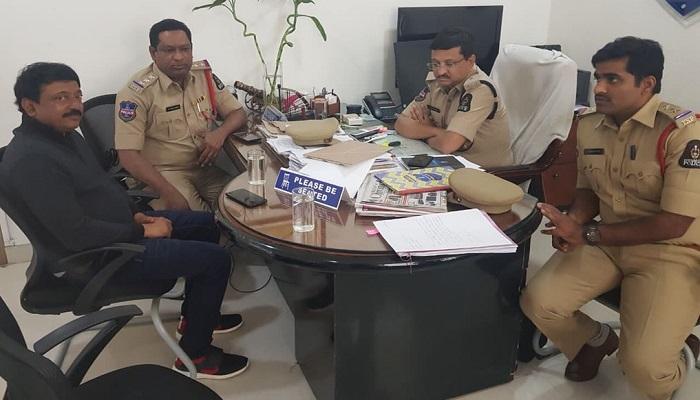 పోలీసుల ఎదుట బాగా నటించాను.. ఛాన్స్ ఇవ్వండి : వర్మ పోలీసుల ఎదుట బాగా నటించాను.. ఛాన్స్ ఇవ్వండి : వర్మ