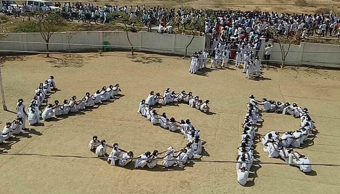 జగన్కి అలా స్వాగతం పలికినందుకు సస్పెండ్ అయ్యారు జగన్కి అలా స్వాగతం పలికినందుకు సస్పెండ్ అయ్యారు
