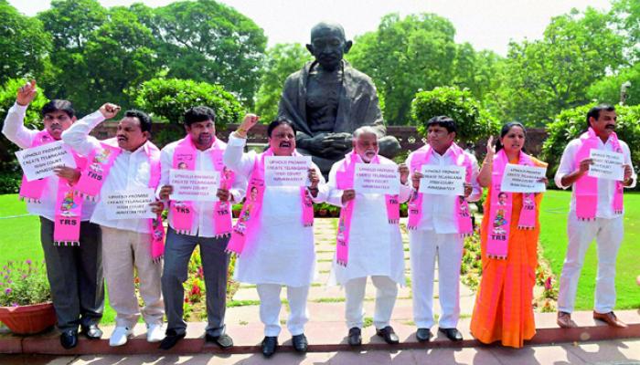 పార్లమెంట్ ఆవరణలో రిజర్వేషన్ల పై టీఆర్ఎస్ ఆందోళన పార్లమెంట్ ఆవరణలో రిజర్వేషన్ల పై టీఆర్ఎస్ ఆందోళన