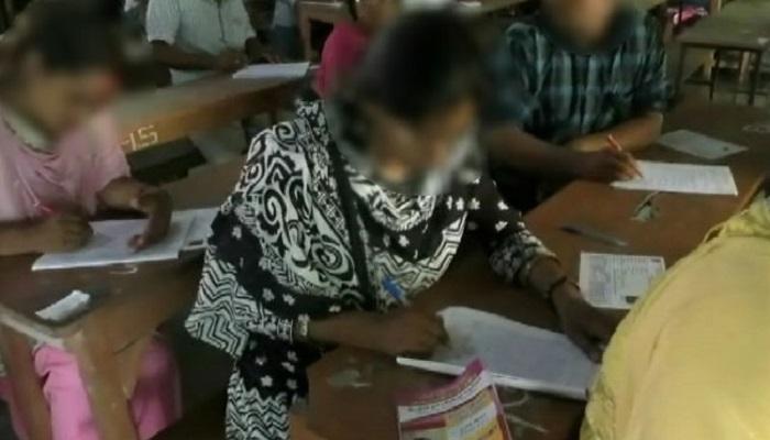 10వ తరగతి పరీక్షల్లో చిట్టీలు అందిస్తూ బుక్కైన ప్రిన్సిపల్, టీచర్ 10వ తరగతి పరీక్షల్లో చిట్టీలు అందిస్తూ బుక్కైన ప్రిన్సిపల్, టీచర్