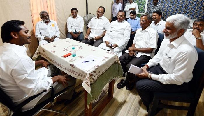 ఏపీకి ప్రత్యేక హోదా: రాజీనామాల విషయంలో వైఎస్సార్సీపీ మరో ముందడుగు ఏపీకి ప్రత్యేక హోదా: రాజీనామాల విషయంలో వైఎస్సార్సీపీ మరో ముందడుగు