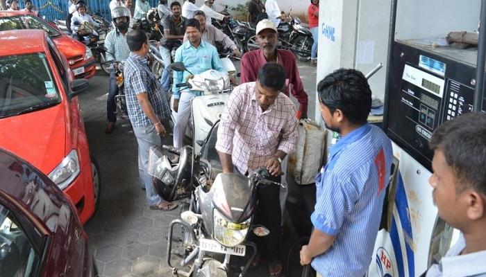 16 రోజుల తర్వాత తగ్గిన పెట్రోల్, డీజిల్ ధరలు 16 రోజుల తర్వాత తగ్గిన పెట్రోల్, డీజిల్ ధరలు