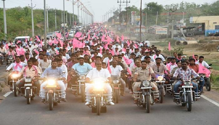 హెల్మెట్ లేకుండా బైక్ నడిపిన స్పీకర్ ; జరిమానా విధించాలని ప్రతిపక్షాల డిమాండ్