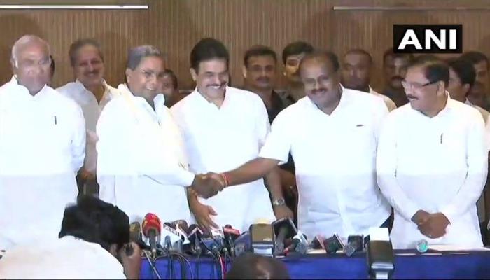 కర్ణాటకలో కొలువుదీరిన కొత్త కేబినేట్; కాంగ్రెస్, జేడీఎస్లకు దక్కిన శాఖలు ఇవే! కర్ణాటకలో కొలువుదీరిన కొత్త కేబినేట్; కాంగ్రెస్, జేడీఎస్లకు దక్కిన శాఖలు ఇవే!