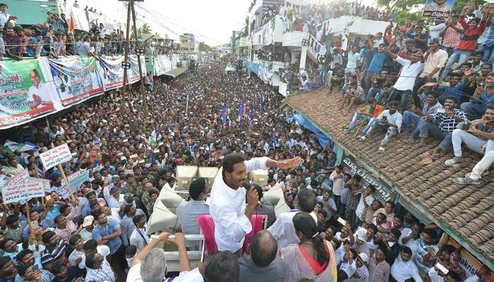 రాజోలు బహిరంగ సభలో వైఎస్ జగన్ వరాల జల్లు రాజోలు బహిరంగ సభలో వైఎస్ జగన్ వరాల జల్లు