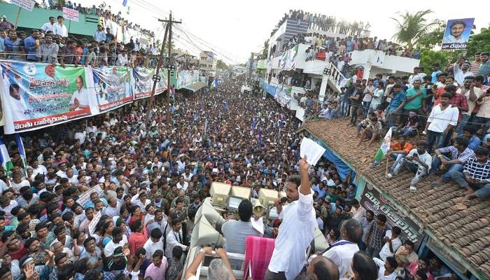 స్కూల్ విద్యార్థితో చంద్రబాబుని పోల్చుతూ వైఎస్ జగన్ సెటైర్లు ! స్కూల్ విద్యార్థితో చంద్రబాబుని పోల్చుతూ వైఎస్ జగన్ సెటైర్లు !