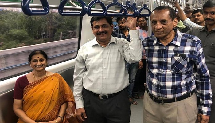 సెక్యూరిటీ లేకుండా మెట్రోలో గవర్నర్ సతీమణితో ప్రయాణం సెక్యూరిటీ లేకుండా మెట్రోలో గవర్నర్ సతీమణితో ప్రయాణం