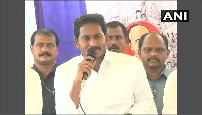 ప్యాకేజీ ఒప్పుకొనేందుకు చంద్రబాబు ఎవరు?: వైఎస్ జగన్ ప్యాకేజీ ఒప్పుకొనేందుకు చంద్రబాబు ఎవరు?: వైఎస్ జగన్