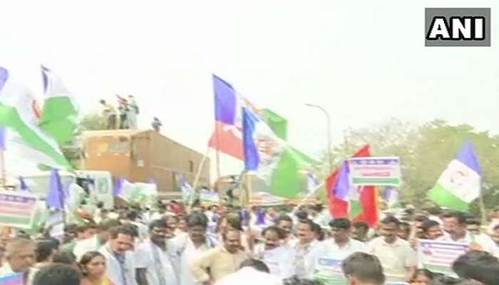 రాష్ట్ర వ్యాప్తంగా కొనసాగుతున్న వైసీపీ బంద్ రాష్ట్ర వ్యాప్తంగా కొనసాగుతున్న వైసీపీ బంద్