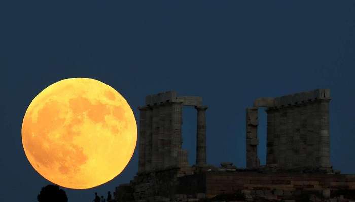 ఆకాశంలో కనువిందుచేసిన అరుణ చంద్రోదయం