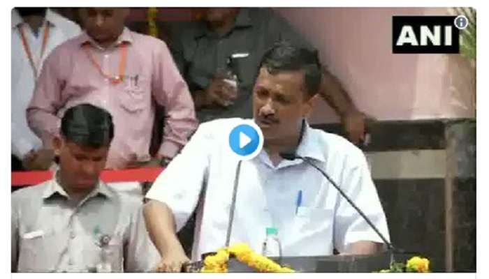 జెండా ఎగురవేసి పాట పాడిన ముఖ్యమంత్రి జెండా ఎగురవేసి పాట పాడిన ముఖ్యమంత్రి