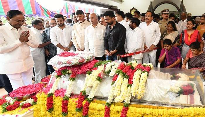 జూనియర్ ఎన్టీఆర్, కళ్యాణ్ రామ్లని ఓదార్చిన తెలంగాణ సీఎం కేసీఆర్ జూనియర్ ఎన్టీఆర్, కళ్యాణ్ రామ్లని ఓదార్చిన తెలంగాణ సీఎం కేసీఆర్